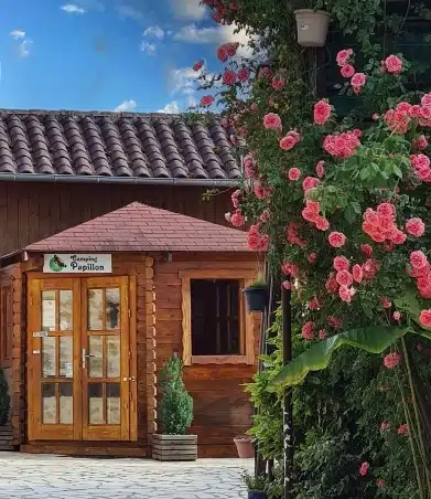 Réception du Domaine Papillon, camping dans le Lot, près de Figeac