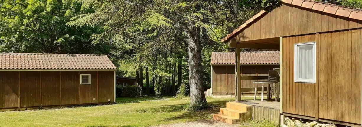Vue du Cottage Evasion en location au Domaine Papillon, camping dans le Lot