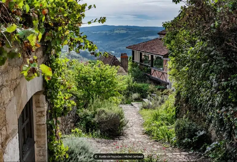 The village of Faycelles in the Lot, 16 km from the campsite