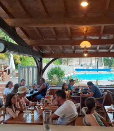 Le snack-bar du Domaine Papillon, un camping nature dans le Lot