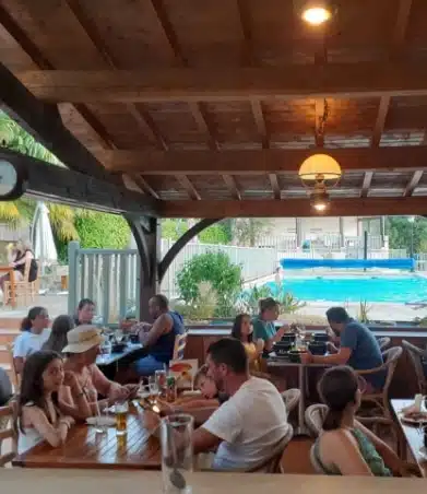 Le snack-bar du Domaine Papillon, un camping nature dans le Lot