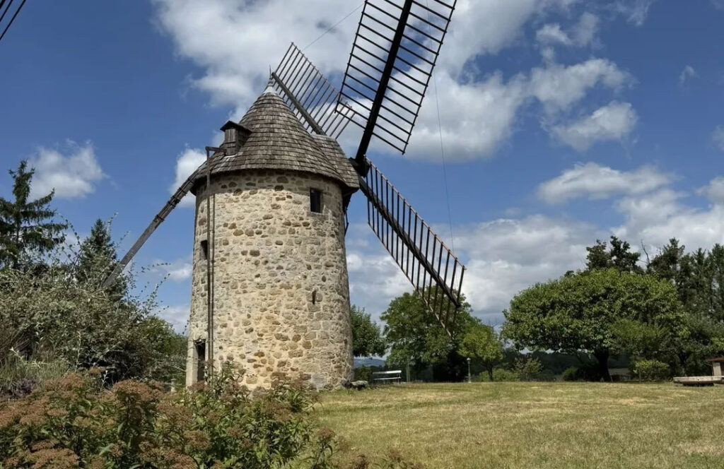 Lunan op 19 km van Domaine Papillon, camping in de Lot