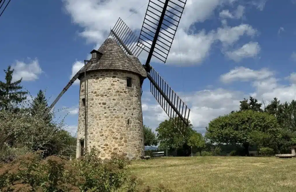 Lunan, 19 km from Domaine Papillon, a campsite in Lot